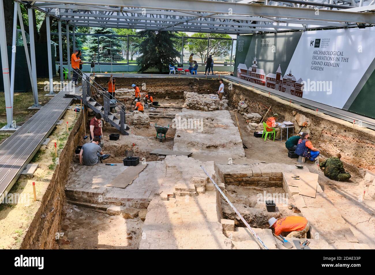 Das Institut für Archäologie der Russischen Akademie der Wissenschaften führt Ausgrabungen im Kreml - Moskau, Russland, Juni 21 2019 Stockfoto