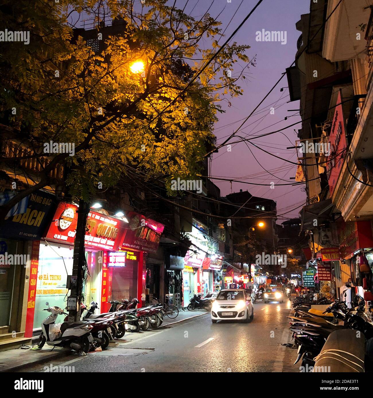 Hanoi, Vietnam, 30. Dezember 2019, Autofahren Scheinwerfer auf, in der Nacht, in einer verlassenen Straße in Old Hanoi Stockfoto