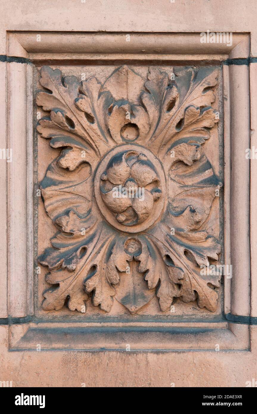 Ein florales Relief-Design auf EINER Terrakotta-Fliese in der Außenwand EINES Gebäudes in London, Großbritannien Stockfoto