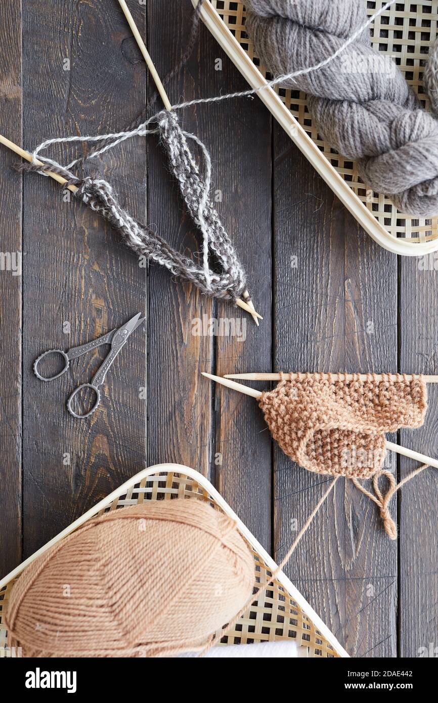 Hohe Winkel Ansicht von Körben mit Kugeln aus Garn und Andere Nähsachen auf Holztisch Stockfoto