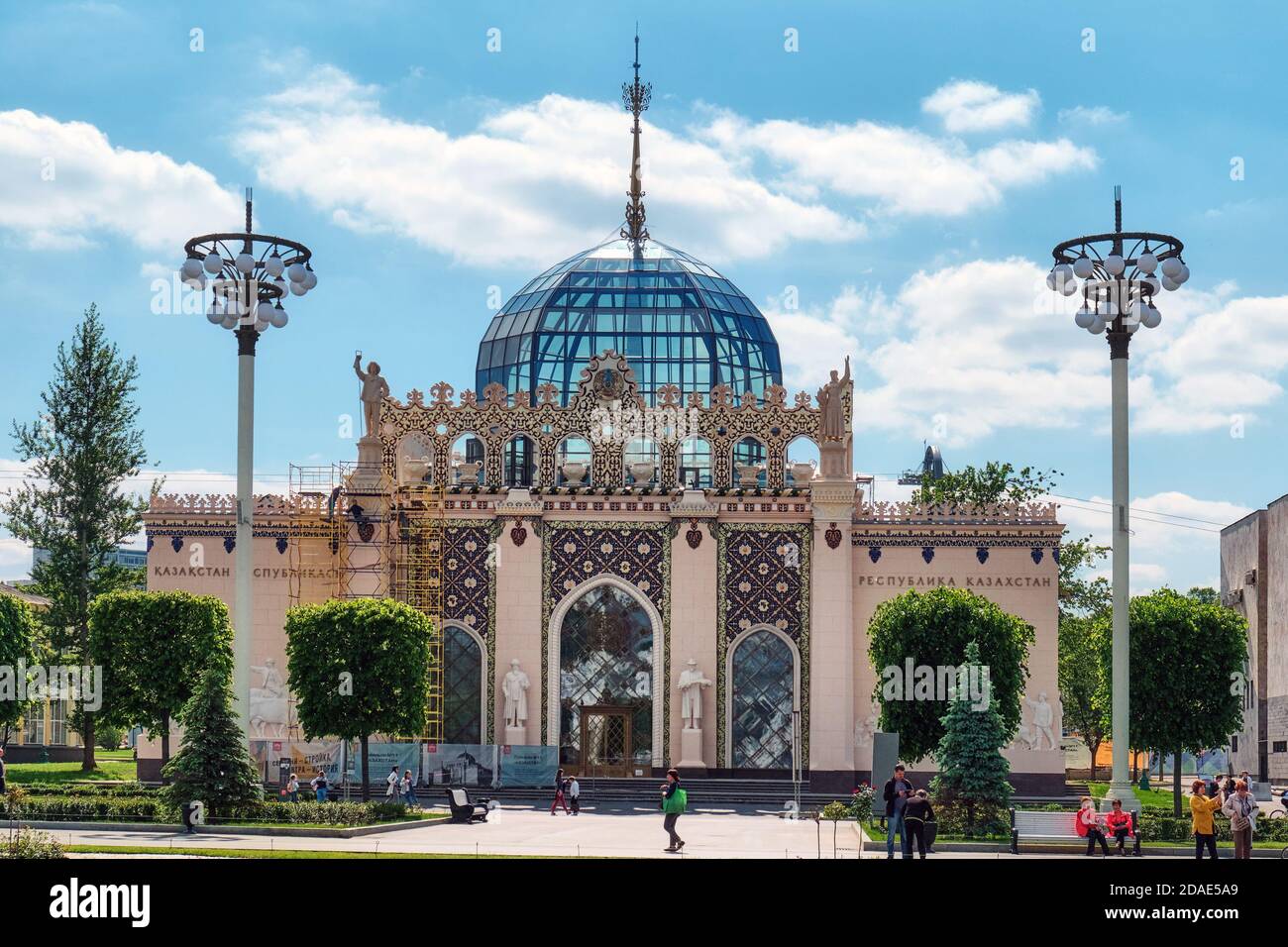 Metallurgie-Pavillon, ehemalige kasachische SSR bei VDNKH - Moskau, Russland 05 24 2019 Stockfoto