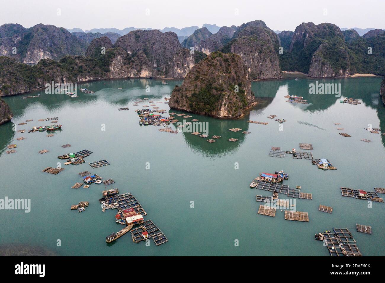 Luftaufnahme des schwimmenden Fischerdorfes in Lan Ha Bay, Vietnam. UNESCO-Weltkulturerbe. In der Nähe der Bucht von Ha Long Stockfoto