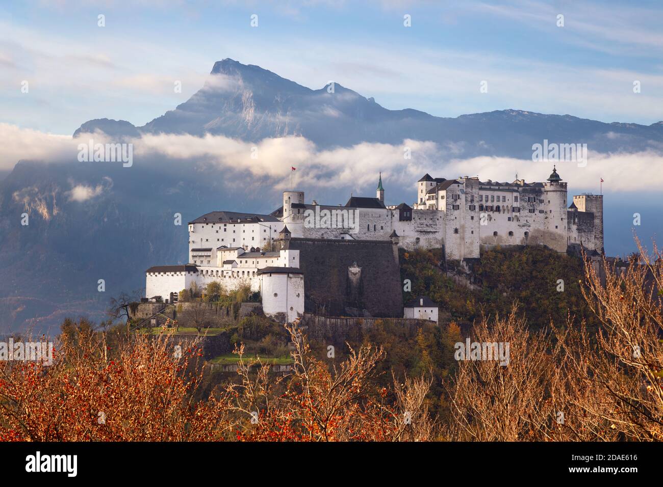 Festung Hohensalzburg. Bild der Festung Hohensalzburg mit Bergkette im Hintergrund in Salzburg, Österreich bei schönem Herbstaufgang Stockfoto