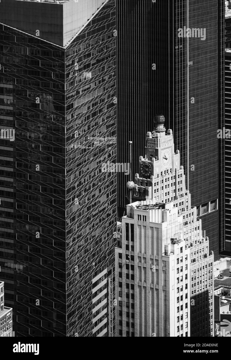 NEW YORK, USA - 30. Apr 2016: Schwarz-weiß Bild von New York City Wolkenkratzern von der Spitze des Empire State Building. Vogelperspektive. Stockfoto