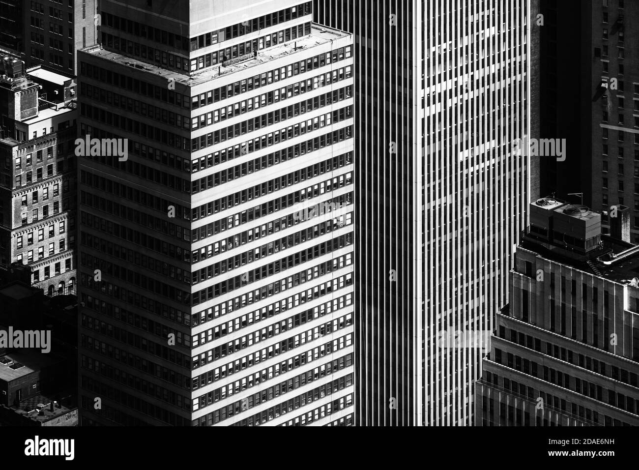 NEW YORK, USA - 30. Apr 2016: Schwarz-weiß Bild von New York City Wolkenkratzern von der Spitze des Empire State Building. Vogelperspektive. Stockfoto