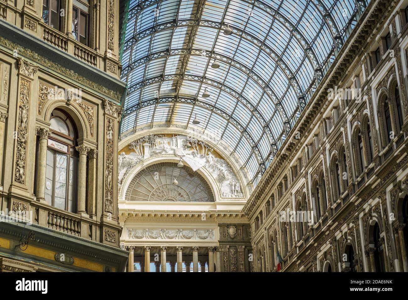 Neapel, Kampanien, Italien, Oktober 2020: Das Glasdach der Galleria Umberto I in Neapel. Erbaut am Ende des 19. Jahrhunderts. Stockfoto