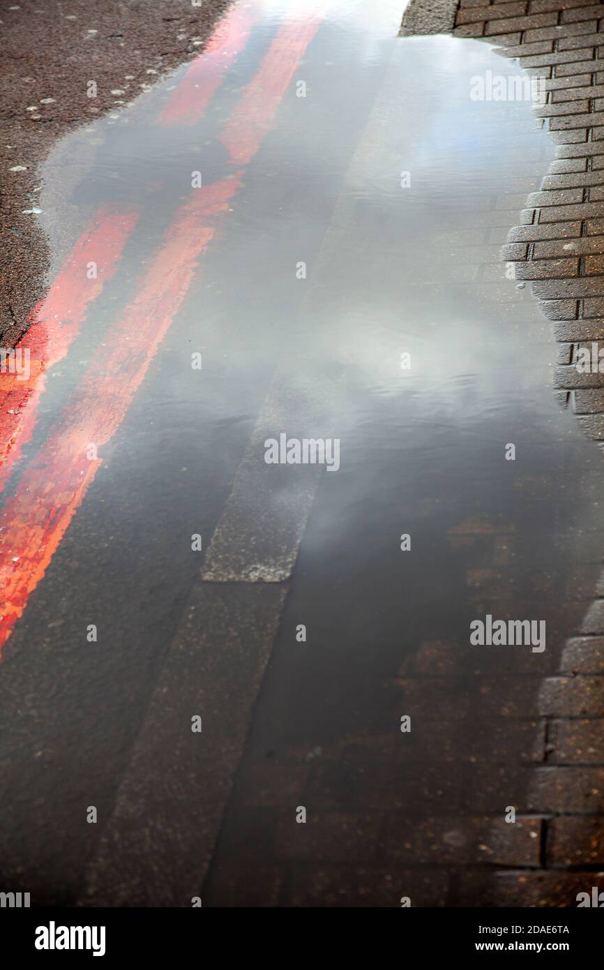Am Straßenrand Pfütze Stockfoto