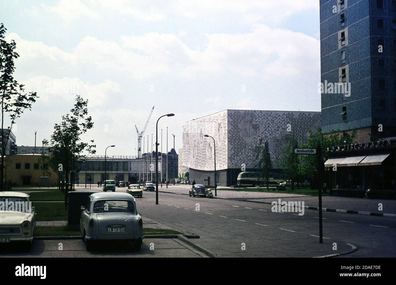 Restaurant Moskau in Ost-Berlin. Fotografiert im Juni 1965. Dia aufgenommen auf Agfacoulour CT18 Dia-Film mit einer 35mm Petri 5 SLR Stockfoto