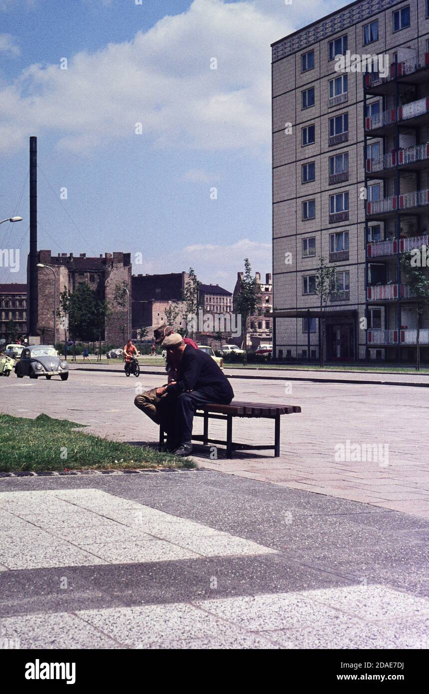 Straßenszene in Berlin, aufgenommen im Juni 1965, zeigt den Verkehrsmangel.Foto aufgenommen im Juni 1965, auf Agfacoulour CT18 Dia-Film mit einem 35mm Petri 5 Stockfoto