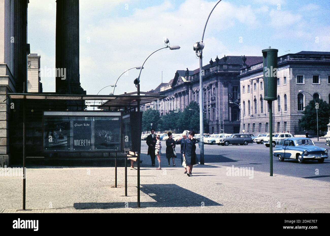 Plakate für eine Produktion von Verdis Oper Macbeth auf einer Berliner Straße im Juni 1965. Dia aufgenommen auf Agfacoulour CT18 Dia Film mit einem 35mm Stockfoto Plakate für eine Produktion von Verdis Oper Macbeth auf einer Berliner Straße im Juni 1965. Dia aufgenommen auf Agfacoulour CT18 Dia Film mit einem 35mm Stockfoto