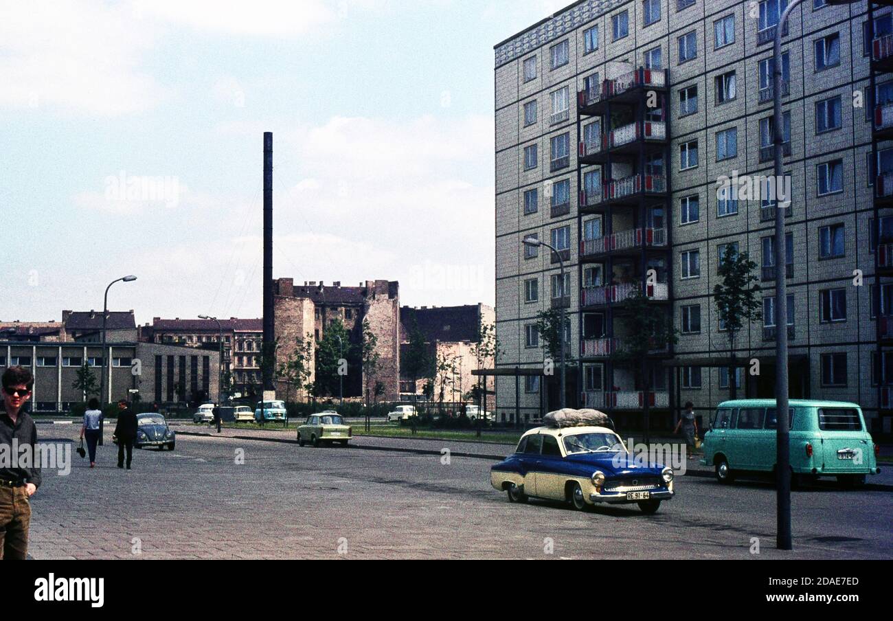 Straßenszene in Berlin, aufgenommen im Juni 1965, zeigt den Verkehrsmangel.Foto aufgenommen im Juni 1965, auf Agfacoulour CT18 Dia-Film mit einem 35mm Petri 5 Stockfoto