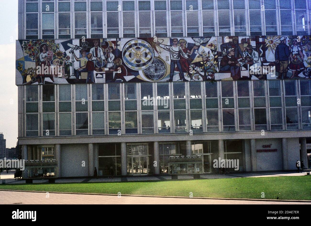 Kommunistisches Wandgemälde auf einem Bürogebäude, aufgenommen im Juni 1965, Alexanderplatz, Ost-Berlin, deutsch.Dia aufgenommen auf Agfacoulour CT18 Diafilm mit einer 3 Stockfoto