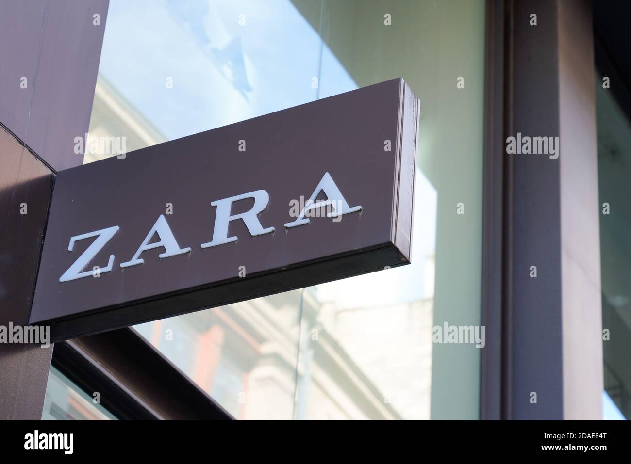 Bordeaux , Aquitaine / Frankreich - 11 01 2020 : Zara Logo und Text Zeichen  vor der Kleidung Marke Store der Mode spanischen Shop Stockfotografie -  Alamy