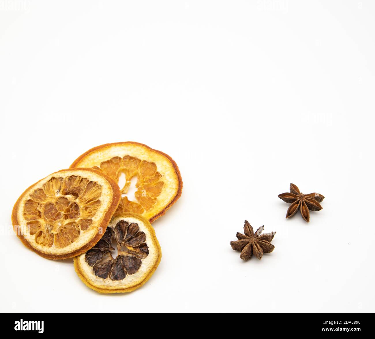 Ein paar Scheiben getrockneter Orange und Sternanis auf weißem Hintergrund. Stockfoto