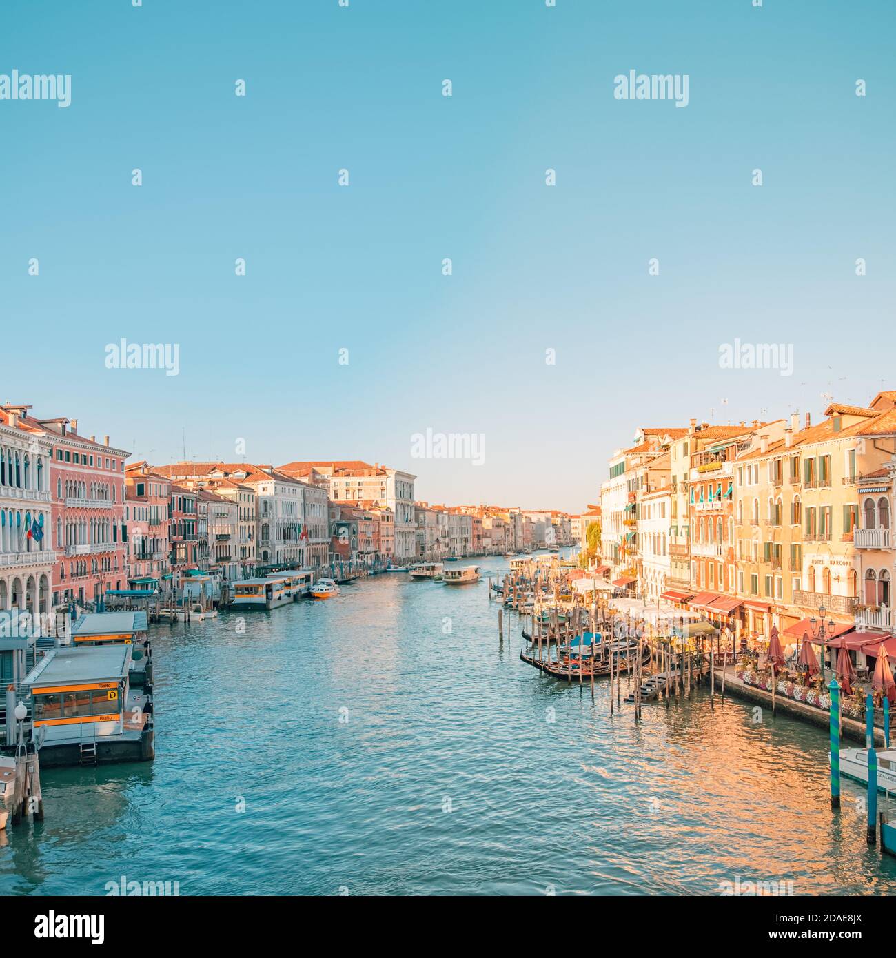 10.09.19 - traditionelle Kanalstraße mit Gondel in Venedig, Italien. Italien Schönheit, eine der Kanalstraßen in, Venezia. Alter Kanal mit Booten und Brücke Stockfoto