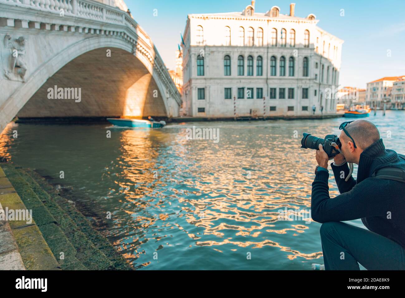 Tourist fotografiert in Venedig. Fotograf fotografiert den Canal Grande in Venedig, Rialtobrücke abstraktes Sonnenlicht, künstlerisches historisches Gebäude Stockfoto