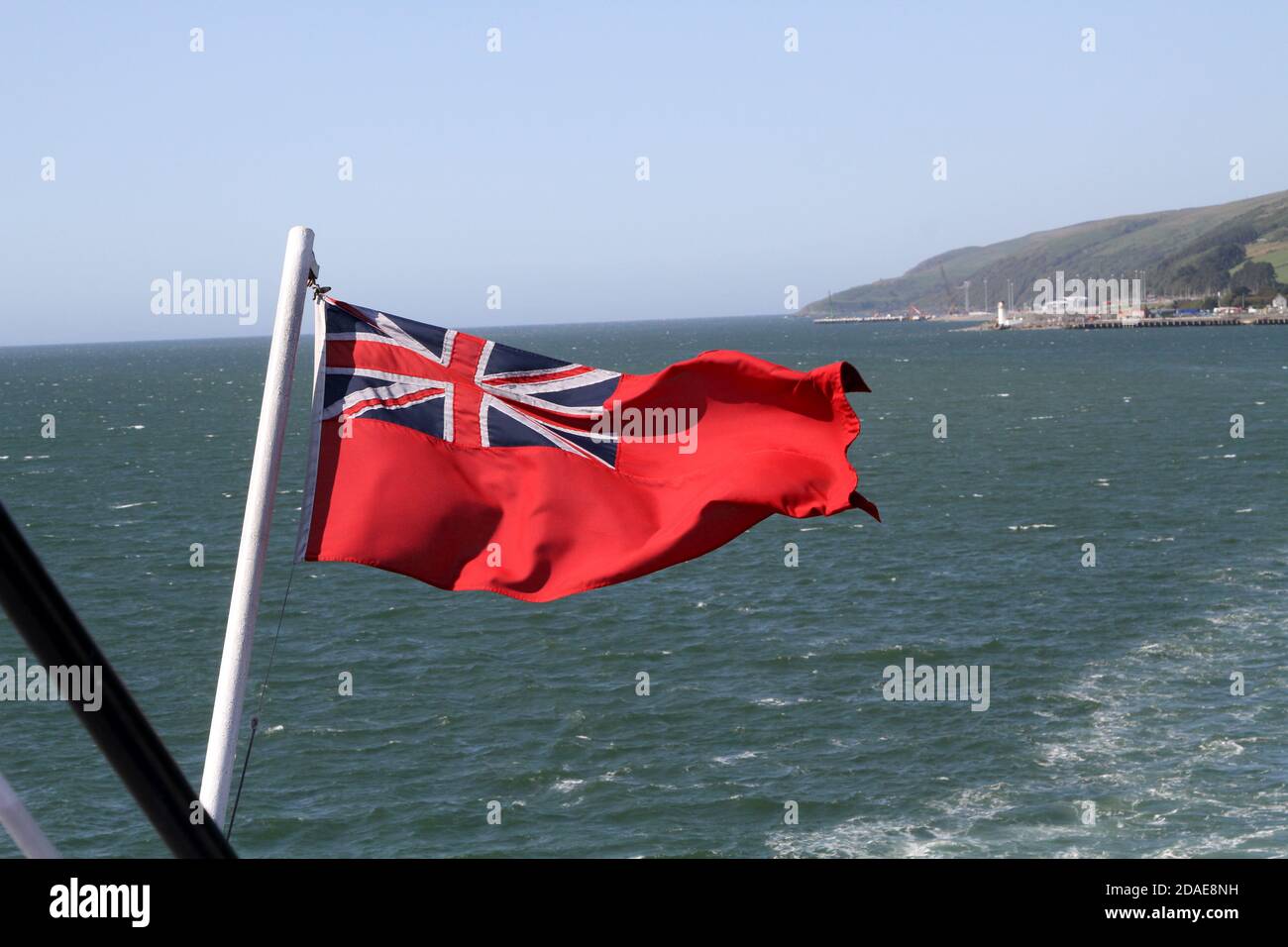 Blick auf Ayrshire von der Stena Caledonian Irish Ferry in Loch Ryan, Segeln von Stranraer nach Belfast. Roter Fähnrich fliegt auf der Rückseite des Schiffes mit Ayrshire Küste am Horizont Stockfoto