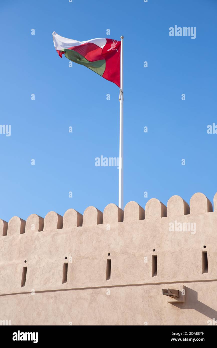 Flagge auf dem Dach der Festung in Oman. Blauer Himmel Kopierbereich. Stockfoto