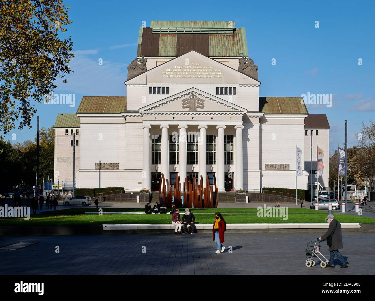 Duisburg, Nordrhein-Westfalen, Deutschland - Theater Duisburg in Zeiten der Koronakrise beim zweiten Teil der Sperre tragen Menschen in der Stadt Masken Stockfoto