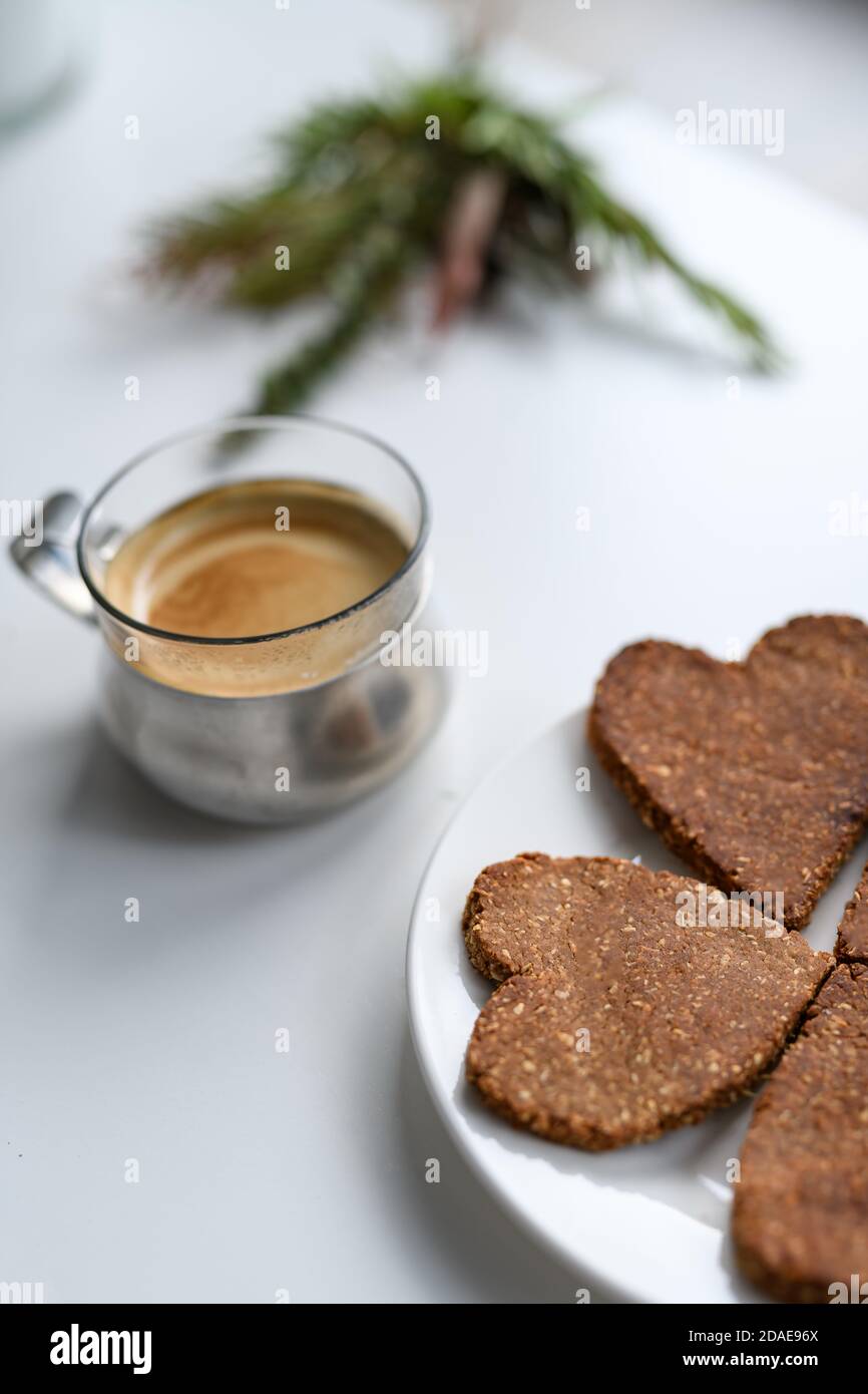 Kaffee und Kekse in Herzform Stockfoto