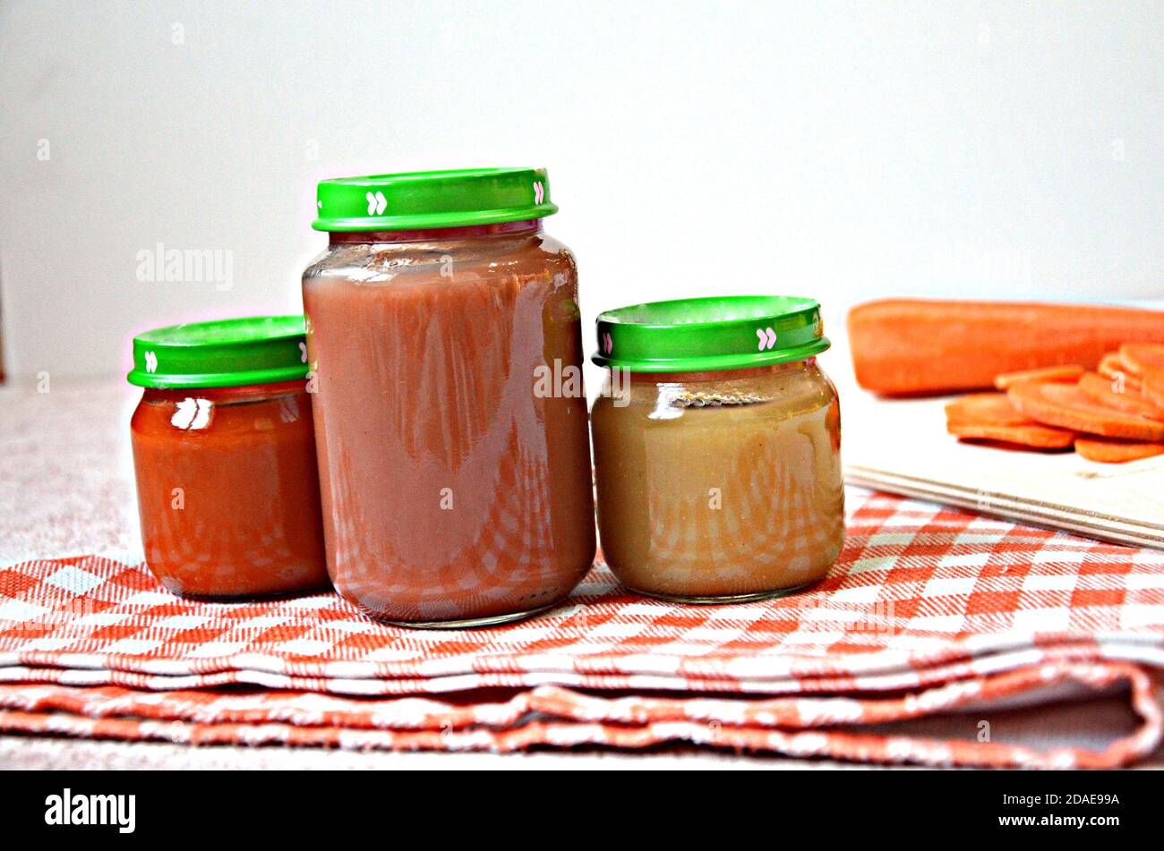 Babynahrung, Baby in einem Glas püriert, Karotten in Scheiben geschnitten Stockfoto