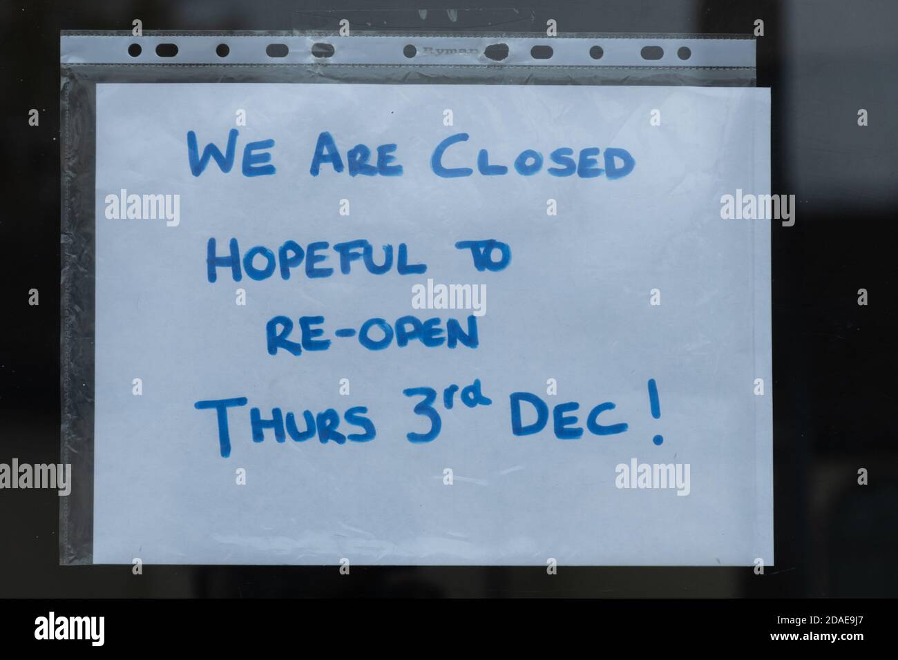 Nicht unbedingt notwendiger Shop mit Schild Wir sind geschlossen und hoffen am Donnerstag, 3. Dezember, während der zweiten covid-19 Lockdown, England, UK, November 2020 wieder zu öffnen Stockfoto