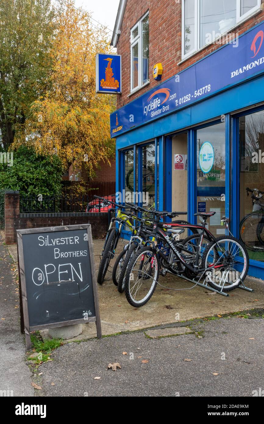 Fahrradgeschäft, ein wichtiges Geschäft, noch während der zweiten Sperre in England im November 2020 wegen der Coronavirus covid-19 Pandemie, Großbritannien geöffnet Stockfoto