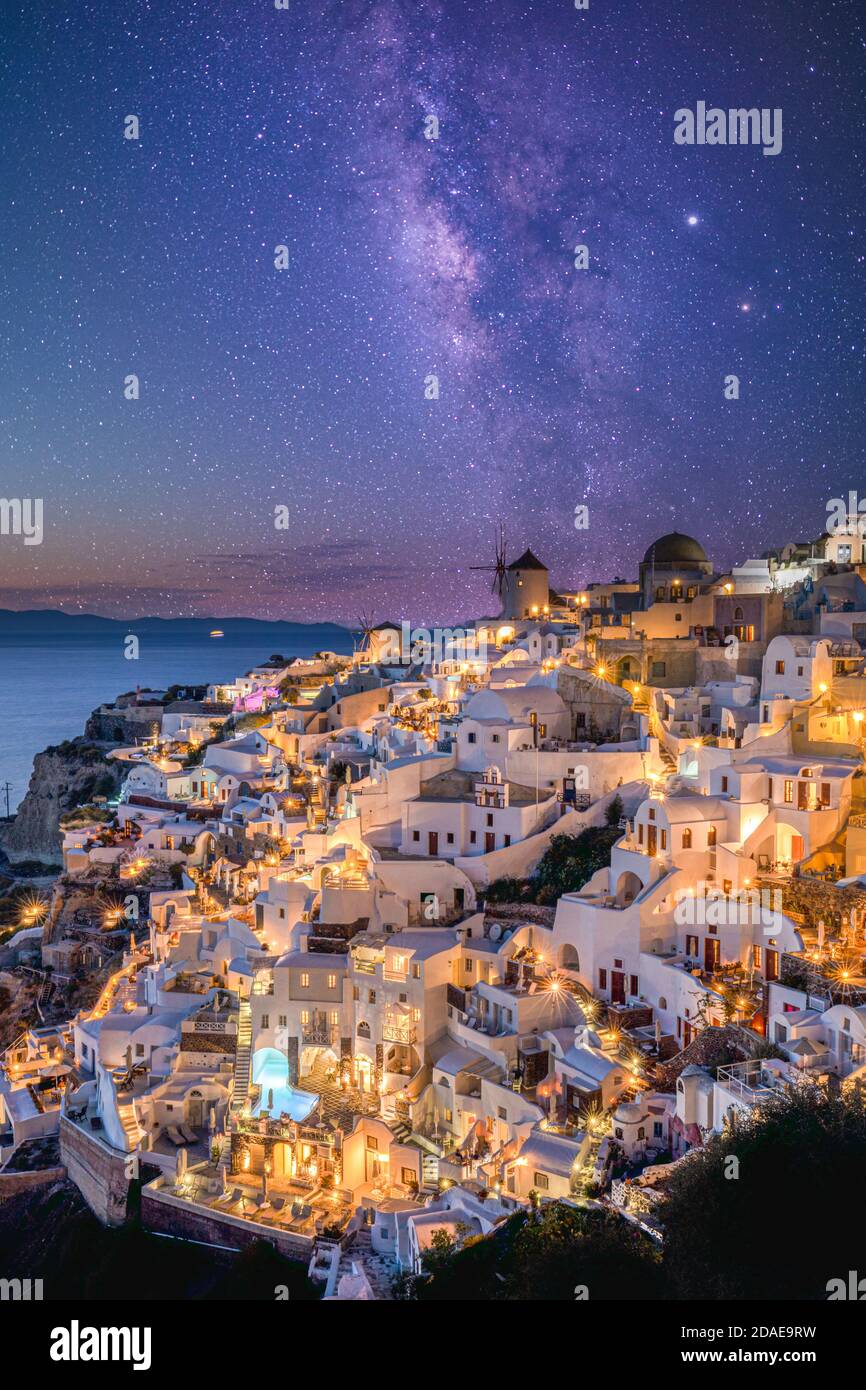 Nacht Langzeitbelichtung Landschaft Landschaft. Romantisches Santorini, Oia Stadt in Milchstraße Galaxie, Foto-Composite. Atemberaubende erstaunliche Landschaft malerische Aussicht Stockfoto