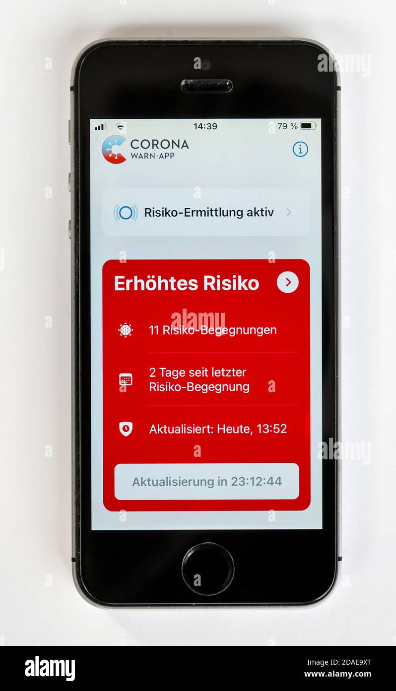 Deutschland - Handy mit offener Corona Warnung App zeigt Erhöhtes Risiko mit 11 Risikobegegnungen Stockfoto