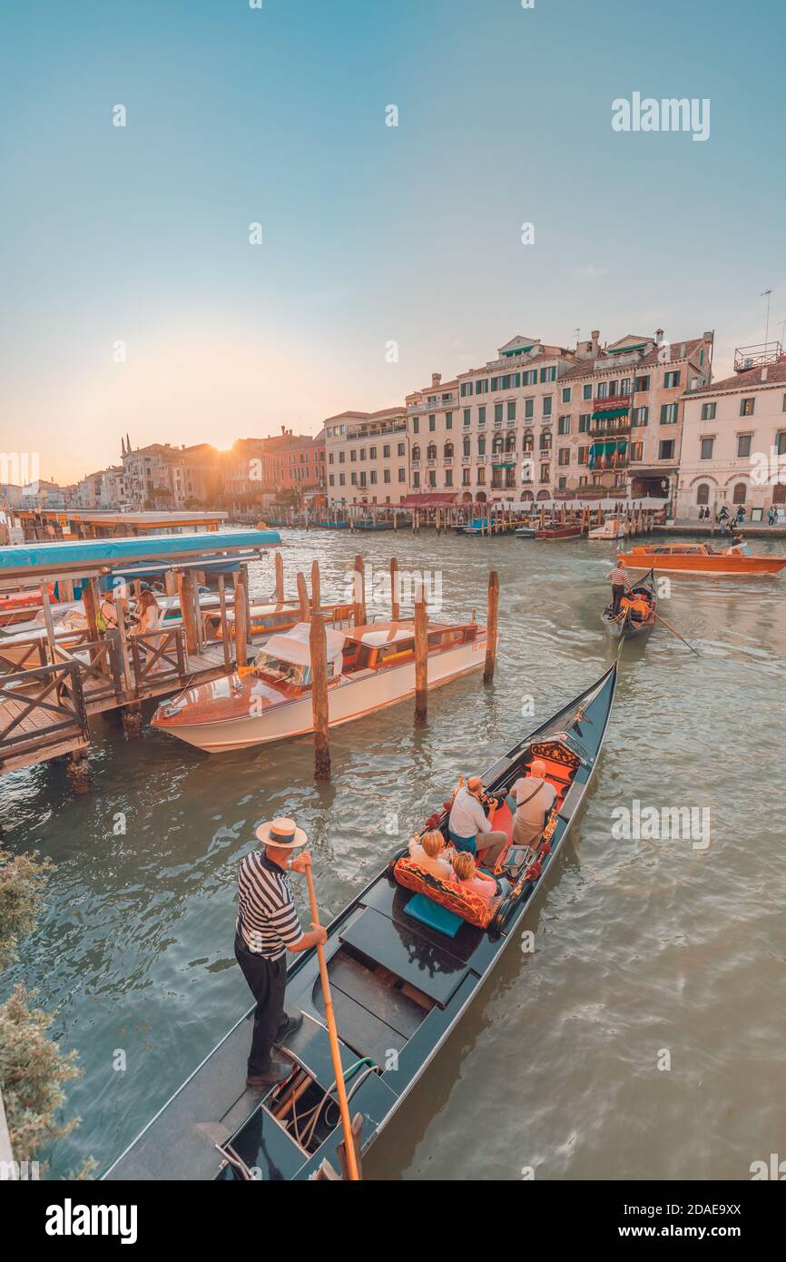 09.21.19: Venedig Grand Canal mit Gondeln und Rialtobrücke, Italien. Tolle Aussicht von der Rialtobrücke, berühmtes Reiseziel, romantischer Urlaub Stockfoto