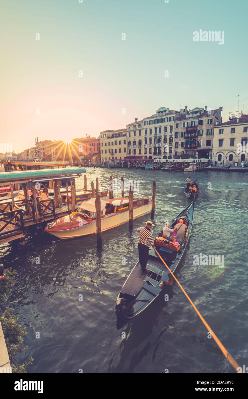 09.21.19: Venedig Grand Canal mit Gondeln und Rialtobrücke, Italien. Tolle Aussicht von der Rialtobrücke, berühmtes Reiseziel, romantischer Urlaub Stockfoto