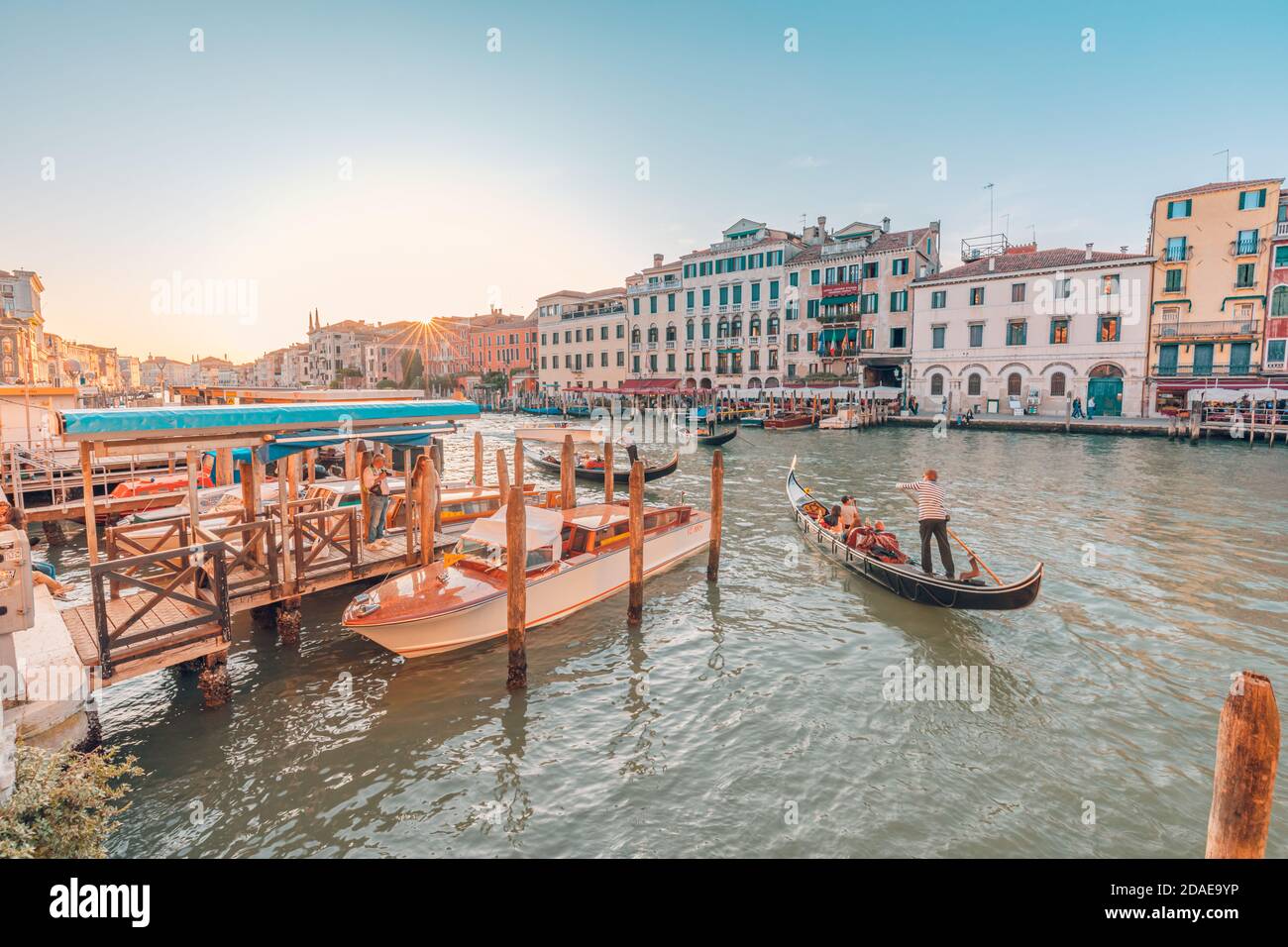 09.21.19: Venedig Grand Canal mit Gondeln und Rialtobrücke, Italien. Tolle Aussicht von der Rialtobrücke, berühmtes Reiseziel, romantischer Urlaub Stockfoto