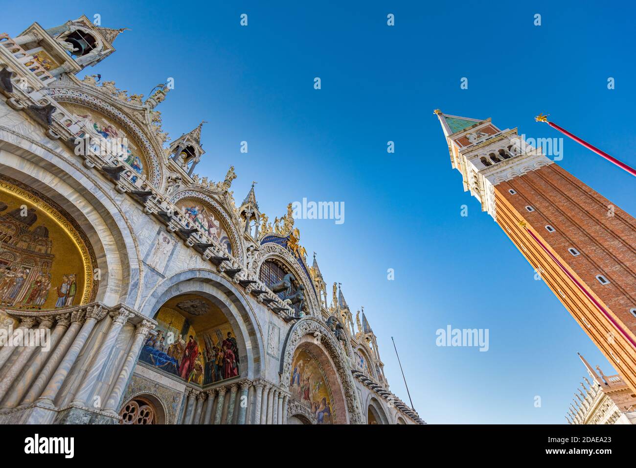 Flur sonniger Panoramablick auf den Markusplatz in Venedig, Italien. Erstaunliche künstlerische Reise Landschaft, Historische Architektur von Venedig Stockfoto