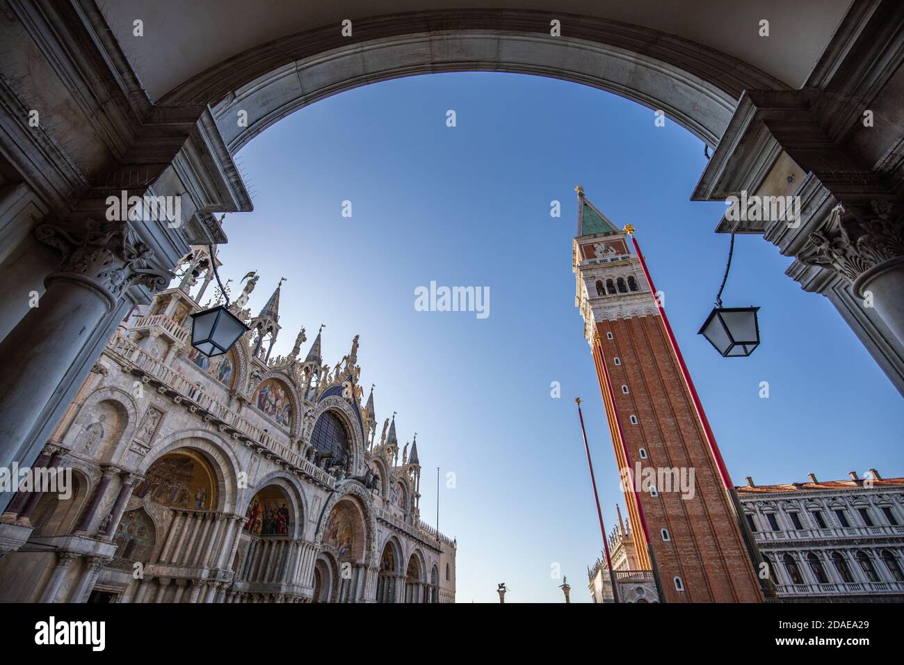 Flur sonniger Panoramablick auf den Markusplatz in Venedig, Italien. Erstaunliche künstlerische Reise Landschaft, Historische Architektur von Venedig Stockfoto