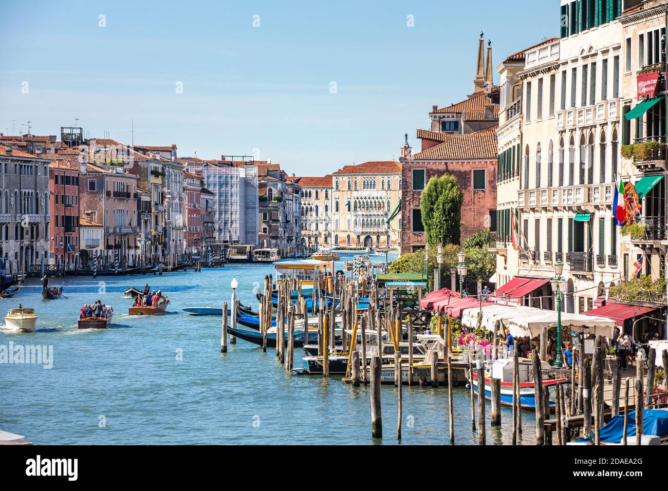 09.21.19: Venedig Grand Canal mit Gondeln und Rialtobrücke, Italien. Tolle Aussicht von der Rialtobrücke, berühmtes Reiseziel, romantischer Urlaub Stockfoto