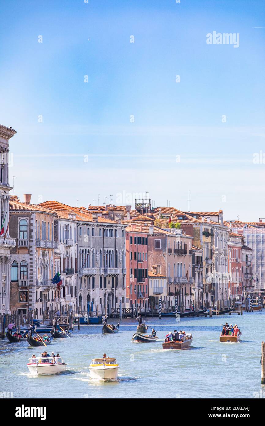 09.21.19: Venedig Grand Canal mit Gondeln und Rialtobrücke, Italien. Tolle Aussicht von der Rialtobrücke, berühmtes Reiseziel, romantischer Urlaub Stockfoto