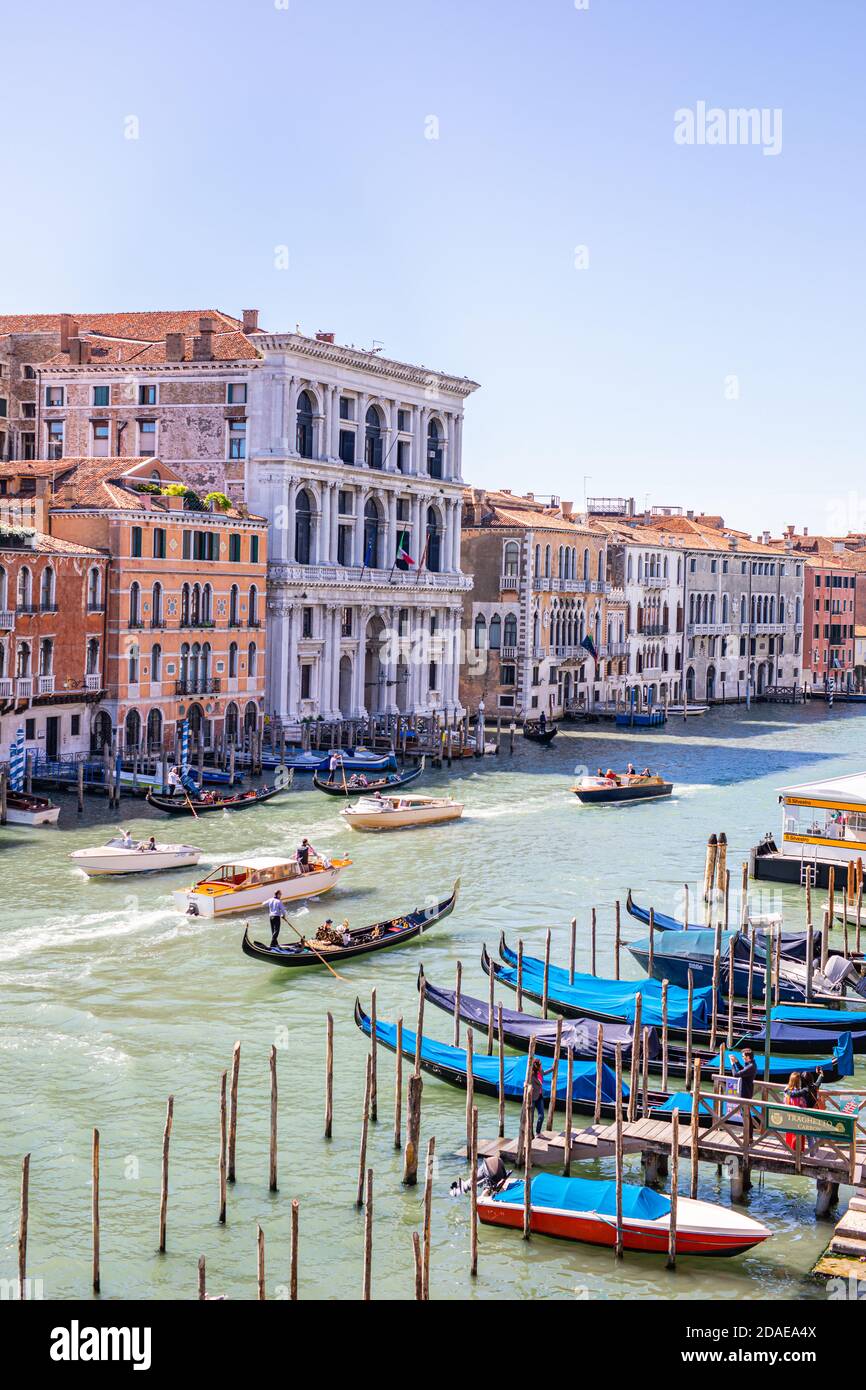09.21.19: Venedig Grand Canal mit Gondeln und Rialtobrücke, Italien. Tolle Aussicht von der Rialtobrücke, berühmtes Reiseziel, romantischer Urlaub Stockfoto