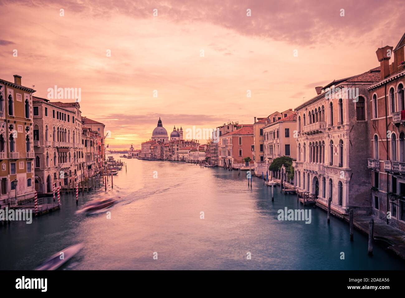 Erstaunliche Sommer Reise Landschaft. Atemberaubende Sonnenuntergänge über dem Canal Grande und der Basilika Santa Maria della Salute in Venedig, Italien. Entspannende Farben Stockfoto