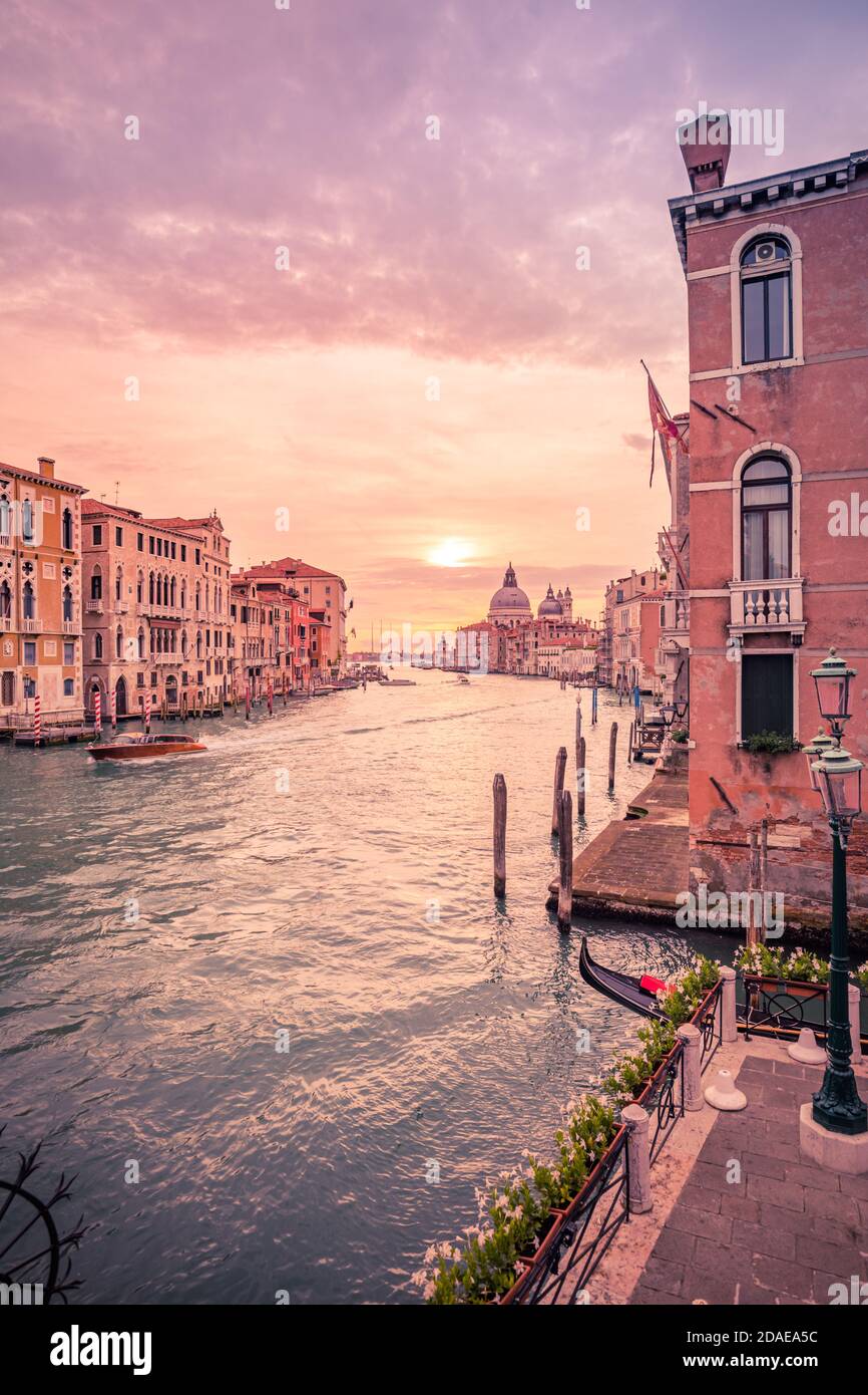 Erstaunliche Sommer Reise Landschaft. Atemberaubende Sonnenuntergänge über dem Canal Grande und der Basilika Santa Maria della Salute in Venedig, Italien. Entspannende Farben Stockfoto