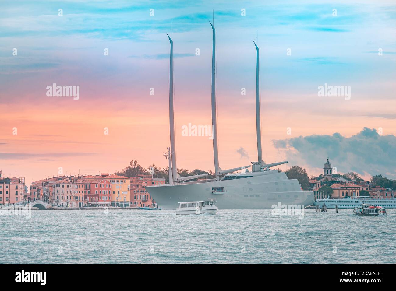 09.22.19. Venedig, Italien: Segelyacht A, weltgrößte Luxusyacht, Segelboot, vor Anker in Venedig, Canal Grande. Waterfront in Venedig und vertäute Segel Stockfoto