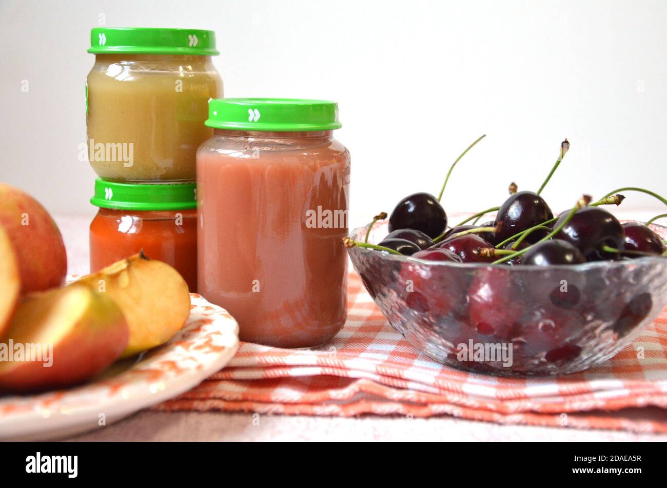 Babynahrung, Baby in einem Glas püriert, Apfel, Kirsche Stockfoto