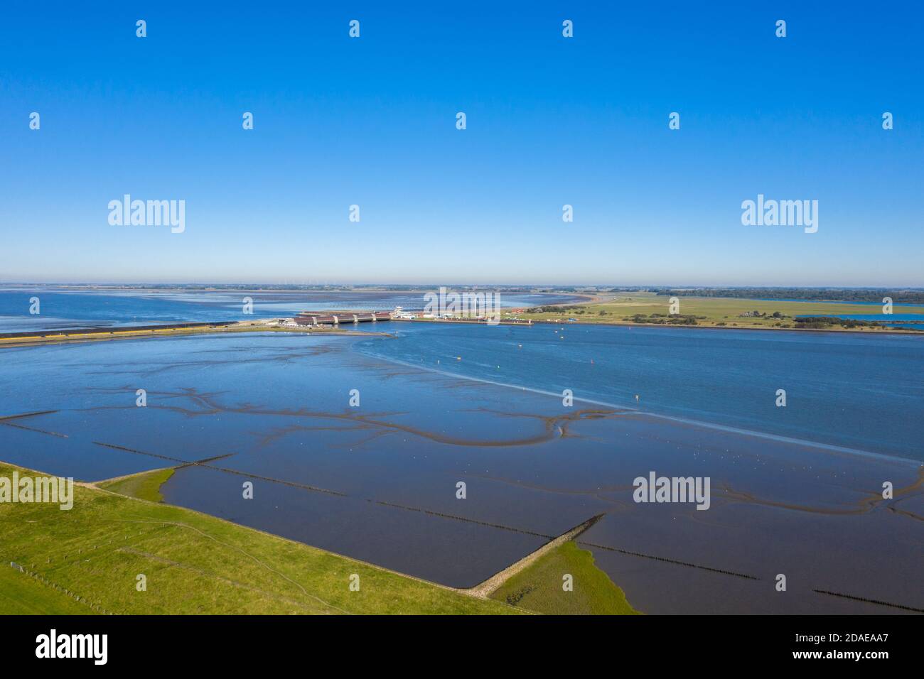 Drohnenansicht, Eidermündung mit Eiderbarriere genannt Eidersperrwek, Wesselburenerkoog, Schleswig-Holstein, Deutschland, Europa Stockfoto