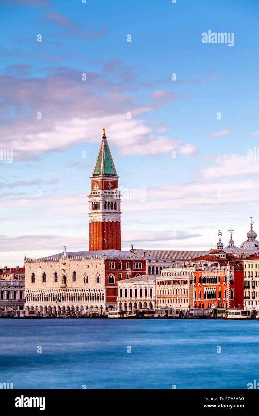 Ein Blick auf die historischen Gebäude am Wasser von Venedig, Venedig, Italien. Stockfoto