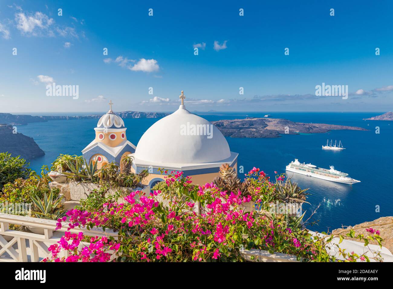 Landschaftlich schöne Aussicht auf traditionelle kykladische Häuser mit Blumen im Vordergrund, Oia Dorf, Santorini, Griechenland. Sommer Reise Landschaft, Meerblick. Unglaublich Stockfoto