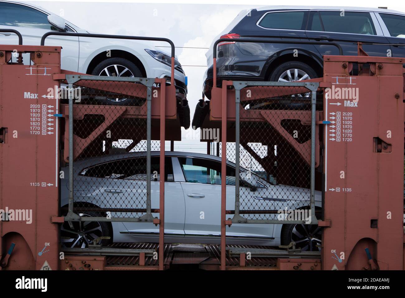 Posen, Polen - 17. Mai 2019: Neue Autos mit Bahnsteigen transportiert. Mit dem Zug transportierte Autos. Stockfoto