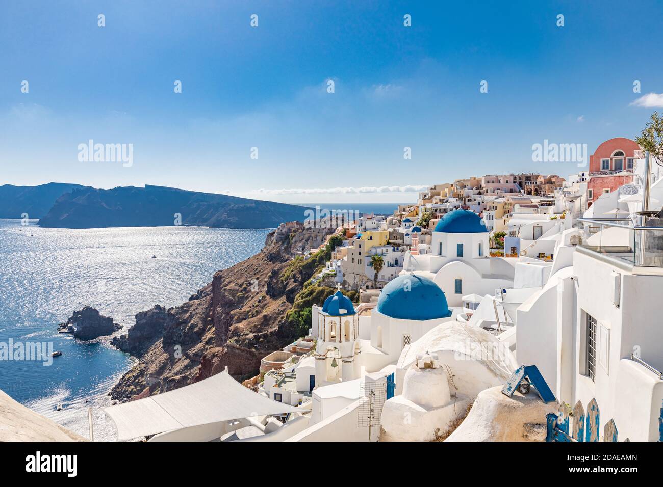 Weiße Architektur des Dorfes Oia auf Santorini, Griechenland. Toller Meerblick, Sommerferienlandschaft. Luxuriöses Reiseziel, berühmtes Wahrzeichen Stockfoto