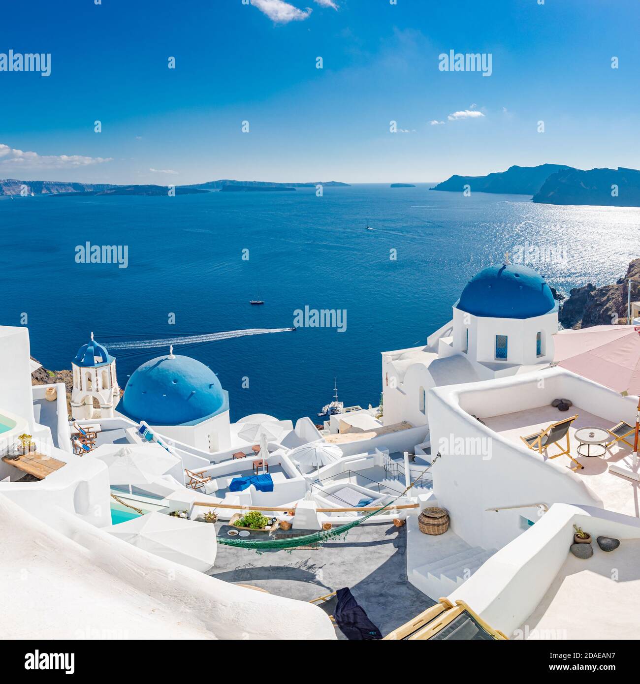 Weiße Architektur des Dorfes Oia auf Santorini, Griechenland. Toller Meerblick, Sommerferienlandschaft. Luxuriöses Reiseziel, berühmtes Wahrzeichen Stockfoto