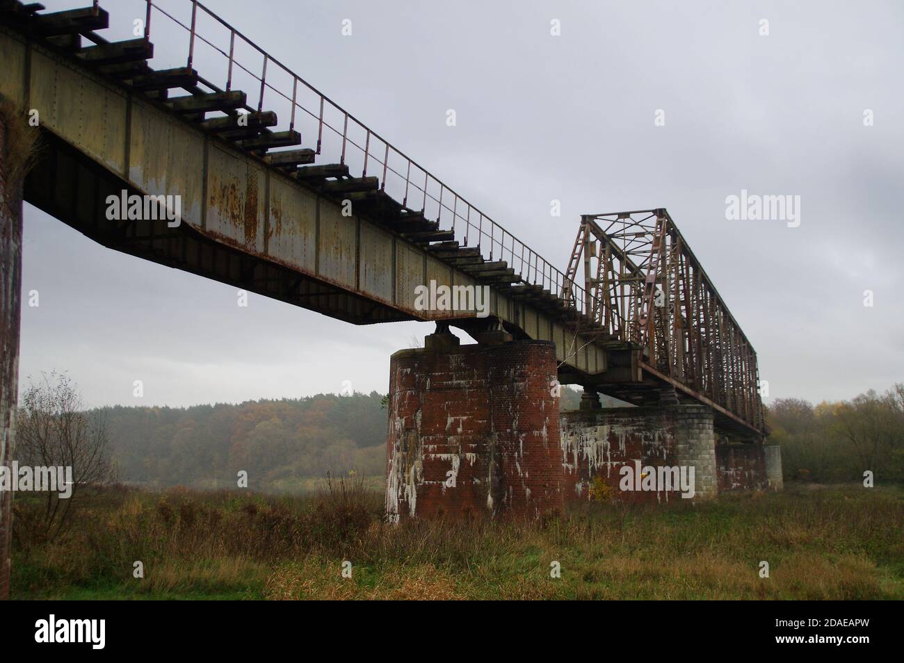 Alte Stahl genietete Brücke. Zerstörte und vergessene Flussüberquerung. Alte Technik. Stockfoto