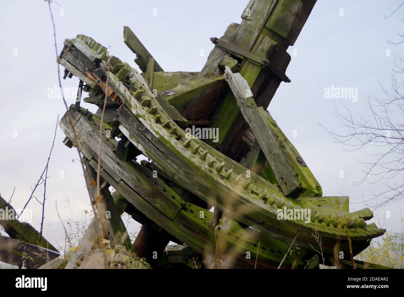 Holzgetriebe von einer beschädigten Windmühle. Alte vergessene Technik. Stockfoto