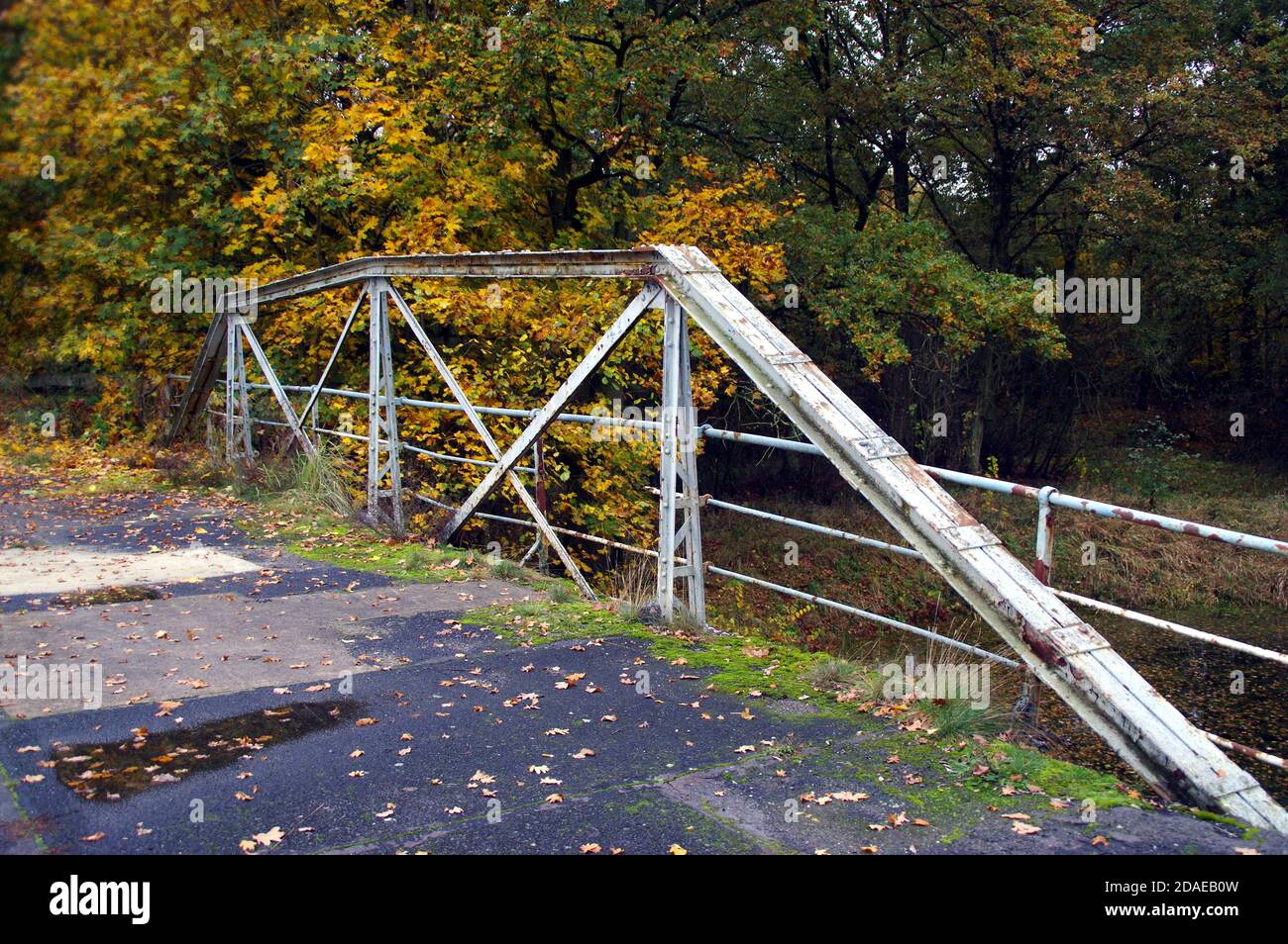 Rostige Nietverbindung auf der alten Brücke. Eine vergessene Stahlkonstruktion. Stockfoto